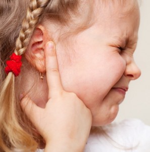 dolor de oído, dolor de oido tras baños en piscinas, infección de oido en bebes y niños, oido tapado en niños, otitis en niños y bebes, perdida de audición en niños, problemas de oido en los bebes y niños